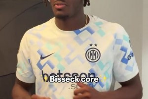 心情不錯(cuò)！國米大將比塞克在拍攝定新賽季妝照時(shí)耍寶??