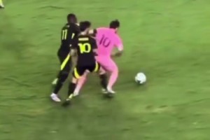 腳下技術(shù)這塊…！兩人圍搶梅西，是真搶不過啊??