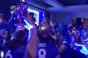 氣氛組組長兼Rapper？切爾西奪歐協(xié)聯(lián)慶祝派對(duì)，馬杜埃凱激情獻(xiàn)唱