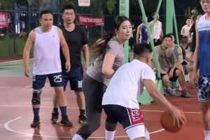 野球場肘姐：大哥對抗有點(diǎn)猛啊，沖過來時(shí)我人都懵了！??