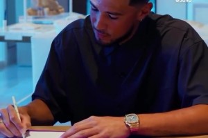 2年1.4億美元超級(jí)頂薪！布克簽合同的時(shí)候感覺都憋不住笑容了