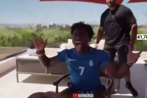 字母哥一個后仰直接把椅子靠背坐斷 甲亢哥笑嘻了??