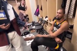 差點(diǎn)走光！杜蘭特更衣室接受采訪，身后的尤班克斯脫個(gè)精光！用毛巾擋住隱私部位