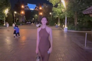 走娛樂圈吧！卓識身穿紅色連衣裙，這曲線完美！