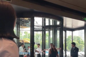 女籃張子宇韓旭入住酒店，迎面而來的身高太讓人震撼了...