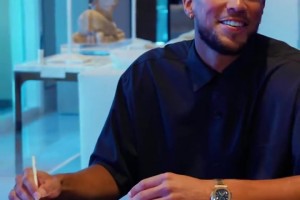 ??歷史最高年薪！布克兩年1.45億續(xù)約 嘴角壓不住了??