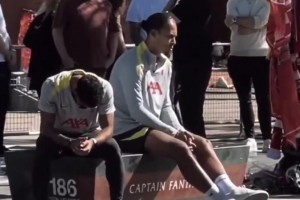 難過??！薩拉赫、范迪克在安菲爾德球場外緬懷若塔，神情落寞