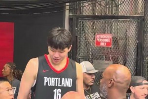 下賽季你打主力！楊瀚森賽后與主教練比盧普斯在球員通道交談！