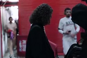 ??球迷沖著楊瀚森喊“哥哥好帥”！結(jié)果小楊一臉嫌棄！