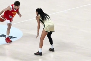 兩秒撕裂防線，五秒過(guò)掉全場(chǎng)，什么叫核心后衛(wèi)的加速度...