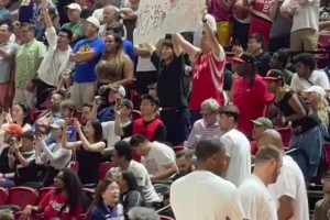 楊漢森在夏季聯(lián)賽首次亮相，現(xiàn)場觀眾一片歡呼雀躍！