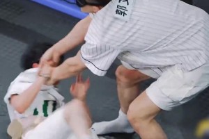 周深在郭艾倫手里就像一個小手辦??