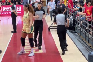 錢塘中學生觀戰(zhàn)“浙BA”，為自己教練打call...