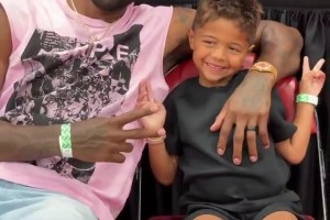 有幾分像？??76人球星保羅-喬治帶上兒子觀戰(zhàn)夏季聯(lián)賽