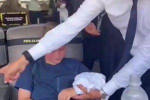 納賽爾還會包扎??皇馬巴黎比賽期間小球迷受傷，納賽爾簡單治療