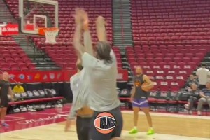 撤步三分提前自信回頭??杰倫-格林和太陽新隊(duì)友已經(jīng)切磋上了！