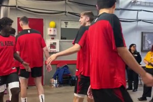 楊瀚森和隊(duì)友們準(zhǔn)備入場！看起來身材比所有人都高大得多！