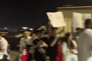 娘家人的愛！眾多中國球迷在球館外等待楊瀚森為他加油?