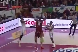 安詳?shù)剡M(jìn)入夢(mèng)鄉(xiāng)了！歐洲聯(lián)賽驚現(xiàn)超級(jí)死亡隔扣！