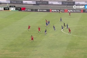 強(qiáng)??王霜中場(chǎng)晃過中國臺(tái)北球員后長驅(qū)直入，可惜隊(duì)友錯(cuò)失機(jī)會(huì)