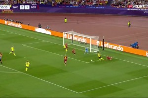 想學(xué)蘇牙名場面但…！女足歐洲杯球員用手擋出必進球被直紅罰下