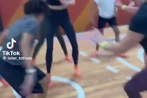 不是哥們，被這么多美女包夾，你還有心思打球啊？