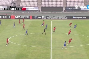 這一下越位了??中國臺北反擊一腳直塞中國女足身后，被邊裁吹掉