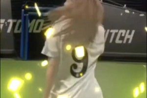 皇馬女球迷穿著姆巴佩球衣現(xiàn)場狂扭，姆巴佩看到怕不是狂喜??