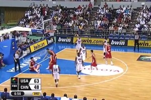 年輕時(shí)的詹姆斯沖擊力有多猛？連姚明被撞到都要慘叫一聲??