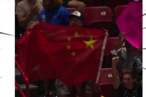 開拓者官推發(fā)布楊瀚森炸裂隔扣視頻，并配文：海報式隔扣！??