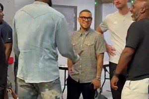 都是老對手了！詹姆斯球員通道與楊瀚森主教練比盧普斯相談甚歡