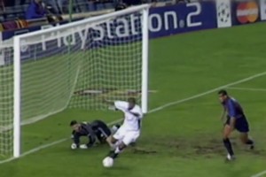 ??當(dāng)豬隊(duì)友遇到超神門將！里瓦爾多：這TM都能撲？