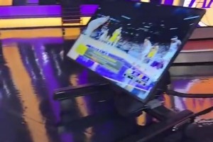 ??豐滿的美女記者艾莉-克里夫頓，這運(yùn)球一看就練過(guò)！