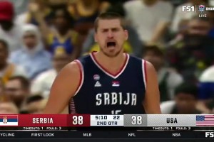 庫里此前在熱身賽連續(xù)打爆塞爾維亞外線，約基奇氣得砸球！