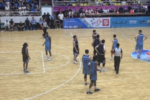 叢明晨野球場(chǎng)意思不滿判罰拿球扔+推搡裁判被驅(qū)逐