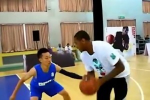 火爆沖突?。。∨騿T不滿對方的多余動作 直接沖進替補席干架