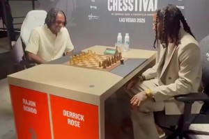 以前拼球商現(xiàn)在比智商！羅斯和隆多參加國(guó)際象棋邀請(qǐng)賽