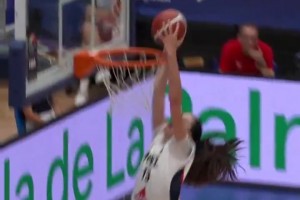 解說都震驚了！U18歐錦賽法國18歲女籃小將??快攻雙手炸扣