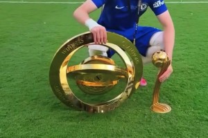 實至名歸！帕爾默賽后和世俱杯獎杯、世俱杯金球獎獎杯合影