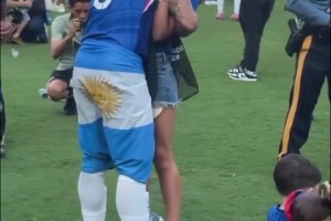 從飽受質(zhì)疑到雙世界冠軍！恩佐賽后落淚，與家人分享成功喜悅