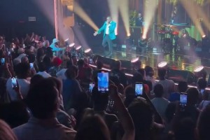 老頭休賽期日子過得真豐富??！老詹攜妻子觀看說唱歌手Nas演唱會