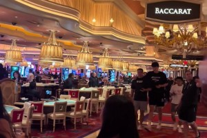 球迷酒店偶遇迎面走來?xiàng)铄?路人視角看著真高啊