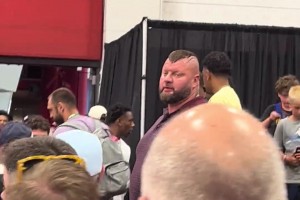 這也太大只了！網(wǎng)友現(xiàn)場(chǎng)拍到約基奇哥哥 難怪巴特勒避而遠(yuǎn)之啊