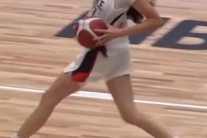 太帥了！歐錦賽女籃又現(xiàn)實戰(zhàn)扣籃 法國17歲小將反擊雙手扣籃~