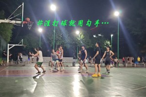 楊毅：姚明最喜歡打戈貝爾這樣的 艾頓來(lái)就是白給????