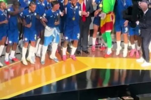 笑翻??特朗普頒完獎后死活不走，因凡蒂諾趕緊把他推到了后面