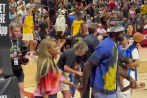 心系兒子布朗尼！詹姆斯再度現場觀戰(zhàn)夏聯(lián)，牽著詹嫂&女兒進場~