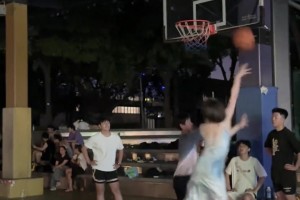 露背裙+人字拖，不是姐們，你真會打球啊??????