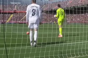 這一腳簡直離譜??巴爾韋德大力金剛腿名不虛傳！