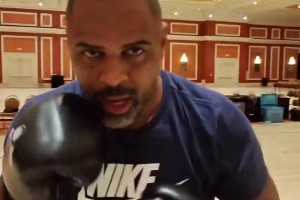 這速率好快啊！烏度卡和范弗利特一起練習(xí)拳擊~這是想干嘛哈